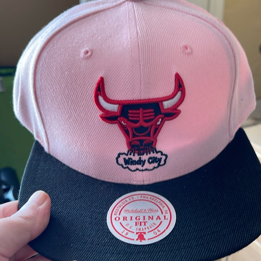 Almost new Mitchell&Ness, pink black bill, Chicago Bulls hat
